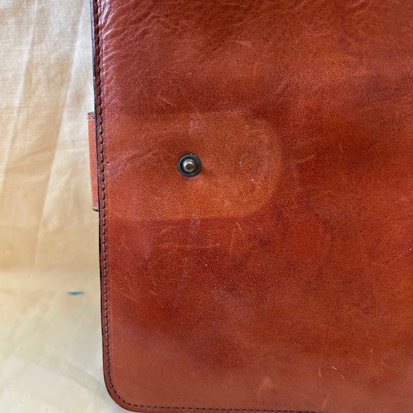 WRIST PURSE, CALF LEATHER, 9 X 6 X 1 ½ INCHES, MADE IN CANADA, MANY ZIPPED POCKE - Picture 4 of 8